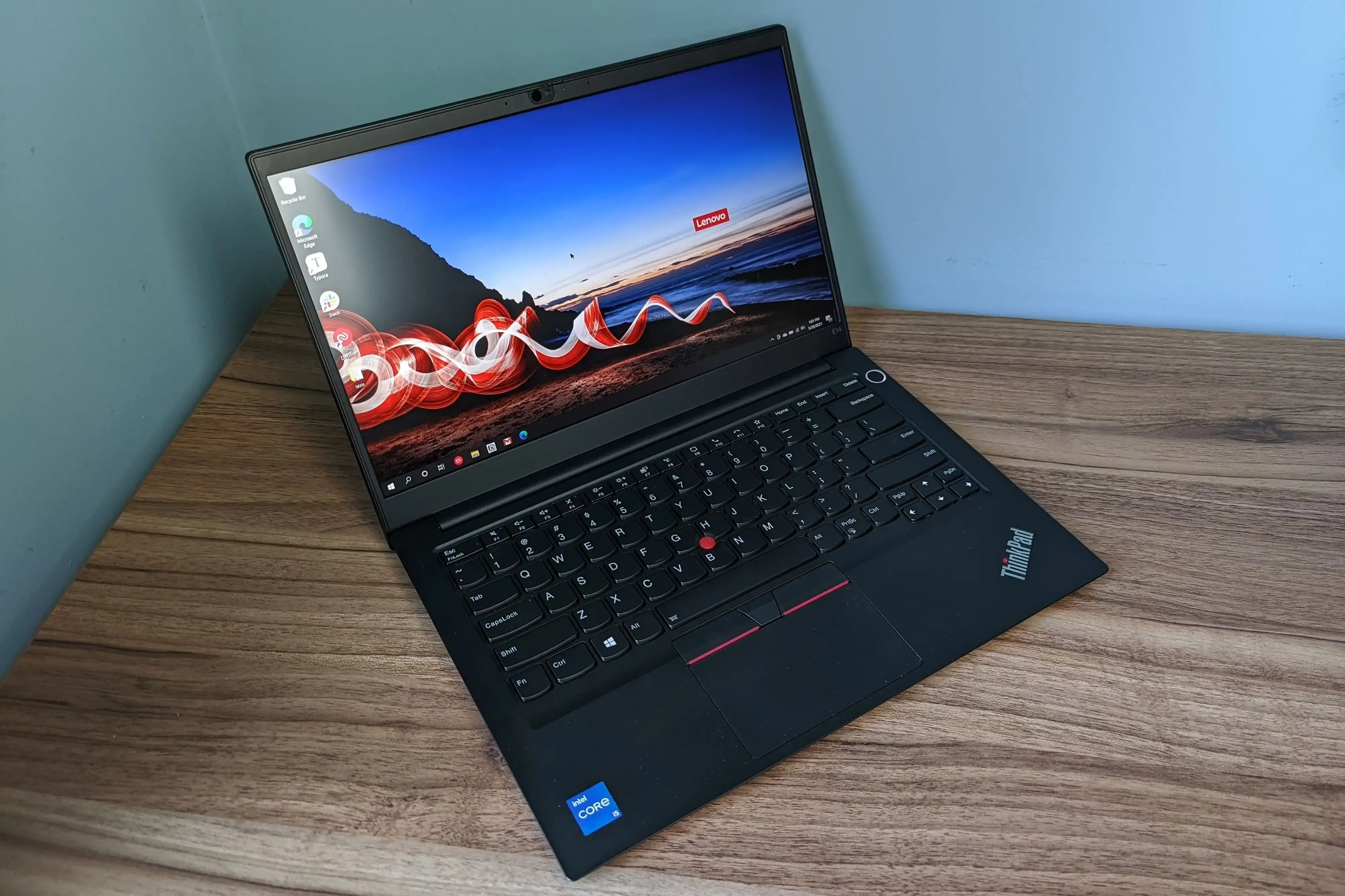 Kurumsal Notebook ve Laptop Rehberi: İş Dünyasının Vazgeçilmezi Lenovo ThinkPad